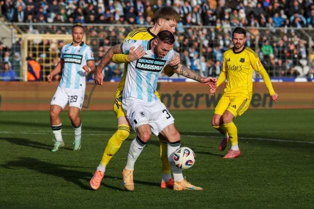 Patrick Hobsch 34 (TSV 1860 Muenchen) behauptet den Ball energisch vor Joel Bichsel 27 (1. FC Saarbruecken), TSV 1860 Muenchen vs. 1. FC Saarbruecken, Fussball, Dritte Liga, DFL, Saison 2025 2026, Hinrunde, 15. Spieltag, 23.11.2025 DFB regulations prohibit any use of photographs as image sequences and or quasi-video Muenchen Bayern Deutschland