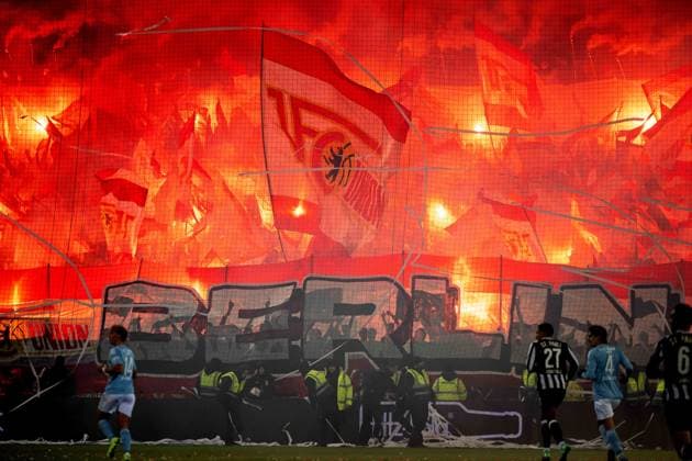 Fussball, Herren, Saison 2025 2026, 1. Bundesliga (11. Spieltag), FC St. Pauli - 1. FC Union Berlin, Fans von Union zünden Pyrotechnik, 23.11. 2025, Copyright: xMatthiasxKochx