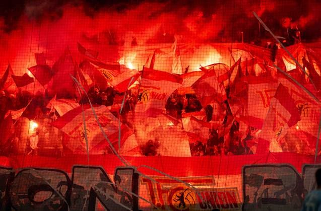 Fussball, Herren, Saison 2025 2026, 1. Bundesliga (11. Spieltag), FC St. Pauli - 1. FC Union Berlin, Fans von Union zünden Pyrotechnik, 23.11. 2025, Copyright: xMatthiasxKochx