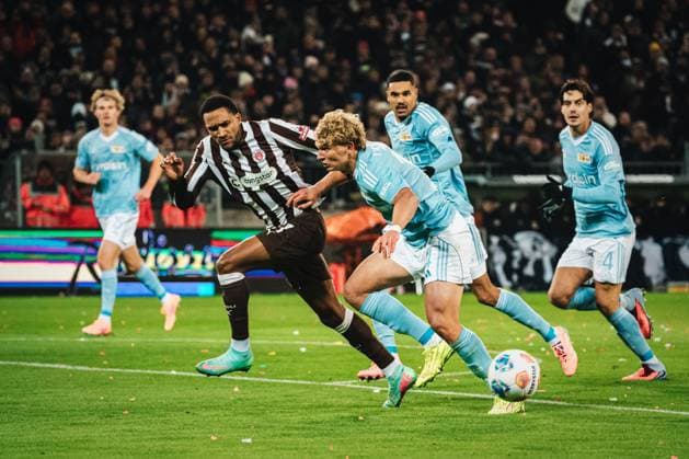 1. Bundesliga: FC St. Pauli vs. 1. FC Union Berlin, 23.11.2025 Diogo Leite (1. FC Union Berlin, 4) gegen Andréas Hountondji (FC St. Pauli, 27); Fußball, 1. Bundesliga, 11. Spieltag: FC St. Pauli vs. 1. FC Union Berlin am 23.11.2025 im Millerntor-Stadion, Hamburg DFL REGULATIONS PROHIBIT ANY USE OF PHOTOGRAPHS AS IMAGE SEQUENCES AND OR QUASI-VIDEO. Copyright: xBEAUTIFULxSPORTS Tonhäuserx
