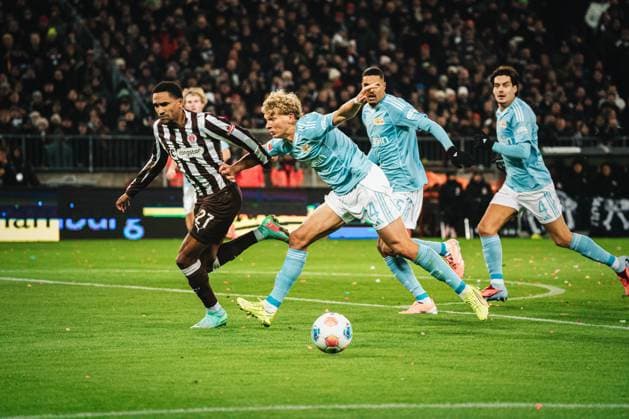 1. Bundesliga: FC St. Pauli vs. 1. FC Union Berlin, 23.11.2025 Diogo Leite (1. FC Union Berlin, 4) gegen Andréas Hountondji (FC St. Pauli, 27); Fußball, 1. Bundesliga, 11. Spieltag: FC St. Pauli vs. 1. FC Union Berlin am 23.11.2025 im Millerntor-Stadion, Hamburg DFL REGULATIONS PROHIBIT ANY USE OF PHOTOGRAPHS AS IMAGE SEQUENCES AND OR QUASI-VIDEO. Copyright: xBEAUTIFULxSPORTS Tonhäuserx