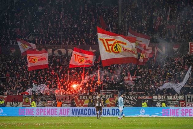 Fussball, Herren, Saison 2025 2026, 1. Bundesliga (11. Spieltag), FC St. Pauli - 1. FC Union Berlin, Fans von Union zünden Pyrotechnik, 23.11. 2025, Copyright: xMatthiasxKochx