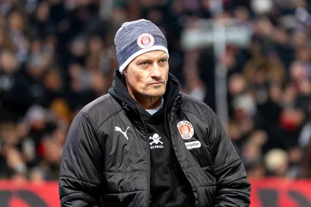 Alexander Blessin (FC St. Pauli, Trainer), GER, FC St. Pauli vs. 1. FC Union Berlin, Fussball, Bundesliga, Spieltag 11, Saison 2025 2026, 23.11.2025 DFL REGULATIONS PROHIBIT ANY USE OF PHOTOGRAPHS AS IMAGE SEQUENCES AND OR QUASI-VIDEO GER, FC St. Pauli vs. 1. FC Union Berlin, Fussball, Bundesliga, Spieltag 11, Saison 2025 2026, 23.11.2025 Hamburg Copyright: xEibner-Pressefoto MaxxVincenx EP_MVN