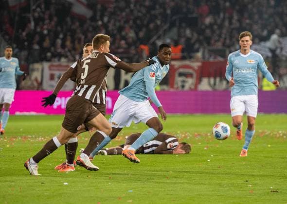 Fussball, Herren, Saison 2025 2026, 1. Bundesliga (11. Spieltag), FC St. Pauli - 1. FC Union Berlin, v. l. Hauke Wahl (St. Pauli), Ilyas Ansah (1. FC Union Berlin), Aljoscha Kemlein (1. FC Union Berlin), 23.11. 2025, Copyright: xMatthiasxKochx