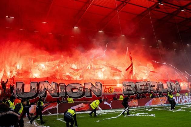 Union Berlin Pyrotechnik Bengalo Fans Ultras, GER, FC St. Pauli vs. 1. FC Union Berlin, Fussball, Bundesliga, Spieltag 11, Saison 2025 2026, 23.11.2025 DFL REGULATIONS PROHIBIT ANY USE OF PHOTOGRAPHS AS IMAGE SEQUENCES AND OR QUASI-VIDEO GER, FC St. Pauli vs. 1. FC Union Berlin, Fussball, Bundesliga, Spieltag 11, Saison 2025 2026, 23.11.2025 Hamburg Copyright: xEibner-Pressefoto MaxxVincenx EP_MVN