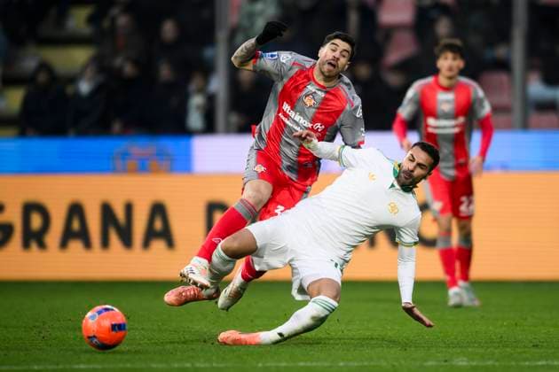 AS Roma v US Cremonese - Serie A Martin Payero of US Cremonese is tackled by Zeki Celik of AS Roma during the Serie A football match between AS Roma and US Cremonese. Cremona Italy Copyright: xNicolòxCampox