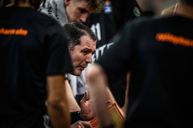 Neu Ulm, Deutschland, 23.11.25: Head Coach Ty Harrelson (ratiopharm ulm) Schaut waehrend des Basketball Bundesliga Spiels zwischen ratiopharm ulm vs FC Bayern Basketball in der ratiopharm Arena am 23. November 2025 in Neu Ulm, Deutschland. (Foto von Harry Langer DeFodi Images) ratiopharm Arena, Germany, 23.11.25: Head Coach Ty Harrelson (ratiopharm ulm) Looks on during the Basketball Bundesliga match between ratiopharm ulm vs FC Bayern Basketball at Neu Ulm on November 23, 2025 in ratiopharm Arena, Germany. (Photo by Harry Langer DeFodi Images) (Photo by Harry Langer DeFodi Images)