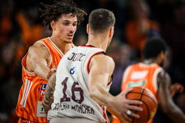 Neu Ulm, Deutschland, 23.11.25: Alec Anigbata (ratiopharm ulm) undStefan Jovic (FC Bayern Basketball) im Zweikampf waehrend des Basketball Bundesliga Spiels zwischen ratiopharm ulm vs FC Bayern Basketball in der ratiopharm Arena am 23. November 2025 in Neu Ulm, Deutschland. (Foto von Harry Langer DeFodi Images) ratiopharm Arena, Germany, 23.11.25: Alec Anigbata (ratiopharm ulm) undStefan Jovic (FC Bayern Basketball) battle for the ball during the Basketball Bundesliga match between ratiopharm ulm vs FC Bayern Basketball at Neu Ulm on November 23, 2025 in ratiopharm Arena, Germany. (Photo by Harry Langer DeFodi Images) (Photo by Harry Langer DeFodi Images)