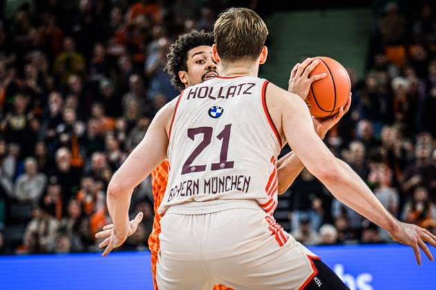 Neu Ulm, Deutschland, 23.11.25: Len Schoormann (ratiopharm ulm) undJustus Hollatz (FC Bayern Basketball) im Zweikampf waehrend des Basketball Bundesliga Spiels zwischen ratiopharm ulm vs FC Bayern Basketball in der ratiopharm Arena am 23. November 2025 in Neu Ulm, Deutschland. (Foto von Harry Langer DeFodi Images) ratiopharm Arena, Germany, 23.11.25: Len Schoormann (ratiopharm ulm) undJustus Hollatz (FC Bayern Basketball) battle for the ball during the Basketball Bundesliga match between ratiopharm ulm vs FC Bayern Basketball at Neu Ulm on November 23, 2025 in ratiopharm Arena, Germany. (Photo by Harry Langer DeFodi Images) (Photo by Harry Langer DeFodi Images)
