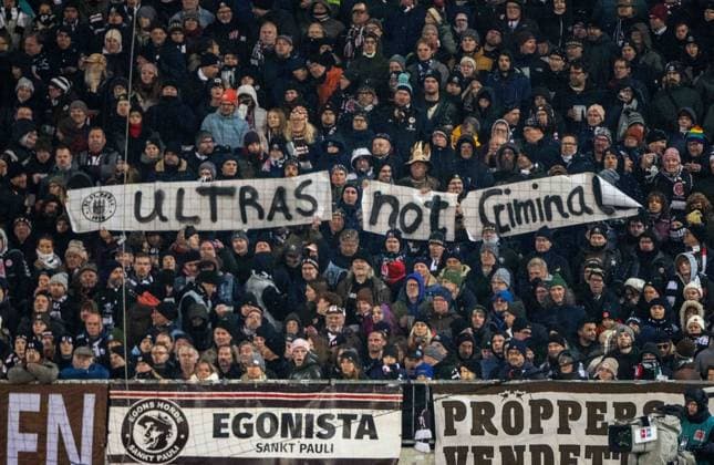 Fussball, Herren, Saison 2025 2026, 1. Bundesliga (11. Spieltag), FC St. Pauli - 1. FC Union Berlin, Fans von St. Pauli mit Transparenten: Ultras not criminal, 23.11. 2025, Copyright: xMatthiasxKochx