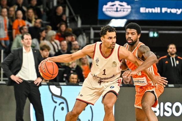 GER, BBL, ratiopharm Ulm vs FC Bayern München 23.11.2025, ratiopharm arena, Neu-Ulm, GER, BBL, ratiopharm Ulm vs FC Bayern München, im Bild Oscar da Silva (Muenchen, 1), Malik Osborne (Ulm, 10)