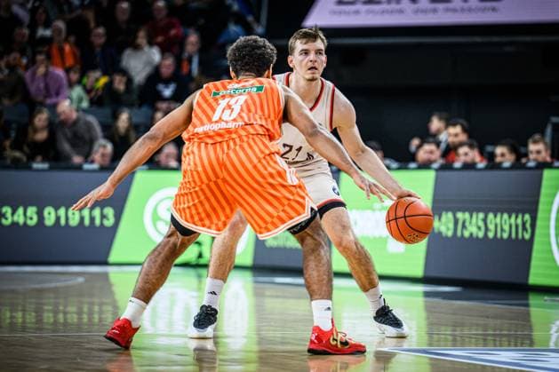 Neu Ulm, Deutschland, 23.11.25: Mark Smith (ratiopharm ulm) undJustus Hollatz (FC Bayern Basketball) im Zweikampf waehrend des Basketball Bundesliga Spiels zwischen ratiopharm ulm vs FC Bayern Basketball in der ratiopharm Arena am 23. November 2025 in Neu Ulm, Deutschland. (Foto von Harry Langer DeFodi Images) ratiopharm Arena, Germany, 23.11.25: Mark Smith (ratiopharm ulm) undJustus Hollatz (FC Bayern Basketball) battle for the ball during the Basketball Bundesliga match between ratiopharm ulm vs FC Bayern Basketball at Neu Ulm on November 23, 2025 in ratiopharm Arena, Germany. (Photo by Harry Langer DeFodi Images) (Photo by Harry Langer DeFodi Images)