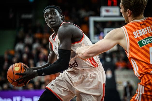 Neu Ulm, Deutschland, 23.11.25: Wenyen Gabriel (FC Bayern Basketball) und Christian Sengfelder (ratiopharm ulm) im Zweikampf waehrend des Basketball Bundesliga Spiels zwischen ratiopharm ulm vs FC Bayern Basketball in der ratiopharm Arena am 23. November 2025 in Neu Ulm, Deutschland. (Foto von Harry Langer DeFodi Images) ratiopharm Arena, Germany, 23.11.25: Wenyen Gabriel (FC Bayern Basketball) und Christian Sengfelder (ratiopharm ulm) battle for the ball during the Basketball Bundesliga match between ratiopharm ulm vs FC Bayern Basketball at Neu Ulm on November 23, 2025 in ratiopharm Arena, Germany. (Photo by Harry Langer DeFodi Images) (Photo by Harry Langer DeFodi Images)