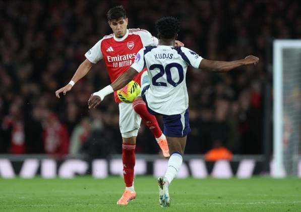 Arsenal v Tottenham Hotspur - Premier League Piero Hincapie of Arsenal and Mohammed Kudus of Tottenham Hotspur challenge during the Premier League match between Arsenal and Tottenham Hotspur at Emirates Stadium on November 23, 2025 in London, England. London Emirates Stadium England United Kingdom Copyright: xNigelxFrench Sportsphoto APLx 14142469