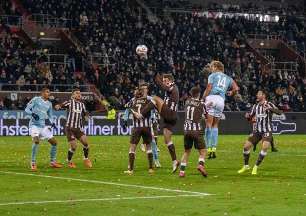Fussball, Herren, Saison 2025 2026, 1. Bundesliga (11. Spieltag), FC St. Pauli - 1. FC Union Berlin, v. l. Danilho Doekhi (1. FC Union Berlin), James Sands (St. Pauli), Jackson Irvine (St. Pauli), Andrej Ilic (1. FC Union Berlin), Hauke Wahl (St. Pauli), Arkadiusz Pyrka (St. Pauli), Leopold Querfeld (1. FC Union Berlin), Mathias Pereira Lage (St. Pauli), 23.11. 2025, Copyright: xMatthiasxKochx