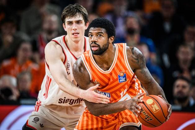 Neu Ulm, Deutschland, 23.11.25: Justinian Jessup (FC Bayern Basketball) und Malik Osborne (ratiopharm ulm) im Zweikampf waehrend des Basketball Bundesliga Spiels zwischen ratiopharm ulm vs FC Bayern Basketball in der ratiopharm Arena am 23. November 2025 in Neu Ulm, Deutschland. (Foto von Harry Langer DeFodi Images) ratiopharm Arena, Germany, 23.11.25: Justinian Jessup (FC Bayern Basketball) und Malik Osborne (ratiopharm ulm) battle for the ball during the Basketball Bundesliga match between ratiopharm ulm vs FC Bayern Basketball at Neu Ulm on November 23, 2025 in ratiopharm Arena, Germany. (Photo by Harry Langer DeFodi Images) (Photo by Harry Langer DeFodi Images)