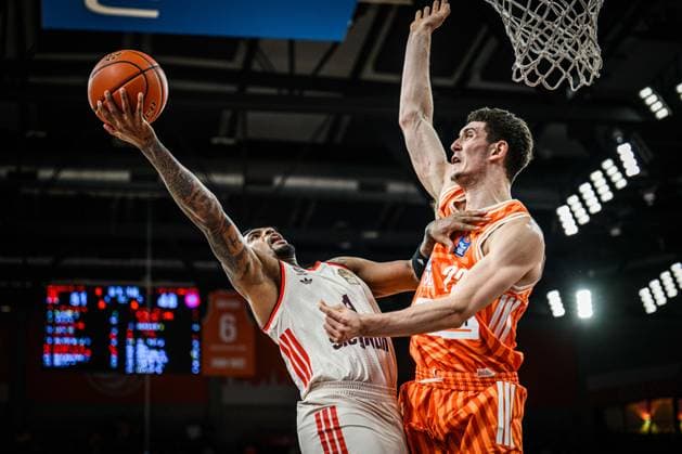 Neu Ulm, Deutschland, 23.11.25: Xavier Rathan-Mayes (FC Bayern Basketball) und Diego Garavaglia (ratiopharm ulm) im Zweikampf waehrend des Basketball Bundesliga Spiels zwischen ratiopharm ulm vs FC Bayern Basketball in der ratiopharm Arena am 23. November 2025 in Neu Ulm, Deutschland. (Foto von Harry Langer DeFodi Images) ratiopharm Arena, Germany, 23.11.25: Xavier Rathan-Mayes (FC Bayern Basketball) und Diego Garavaglia (ratiopharm ulm) battle for the ball during the Basketball Bundesliga match between ratiopharm ulm vs FC Bayern Basketball at Neu Ulm on November 23, 2025 in ratiopharm Arena, Germany. (Photo by Harry Langer DeFodi Images) (Photo by Harry Langer DeFodi Images)