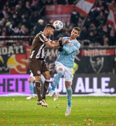Fussball, Herren, Saison 2025 2026, 1. Bundesliga (11. Spieltag), FC St. Pauli - 1. FC Union Berlin, v. l. Karol Mets (St. Pauli), Andrej Ilic (1. FC Union Berlin), 23.11. 2025, Copyright: xMatthiasxKochx