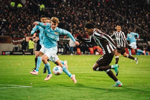 1. Bundesliga: FC St. Pauli vs. 1. FC Union Berlin, 23.11.2025 Aljoscha Kemlein (1. FC Union Berlin, 6) gegen Andréas Hountondji (FC St. Pauli, 27); Fußball, 1. Bundesliga, 11. Spieltag: FC St. Pauli vs. 1. FC Union Berlin am 23.11.2025 im Millerntor-Stadion, Hamburg DFL REGULATIONS PROHIBIT ANY USE OF PHOTOGRAPHS AS IMAGE SEQUENCES AND OR QUASI-VIDEO. Copyright: xBEAUTIFULxSPORTS Tonhäuserx