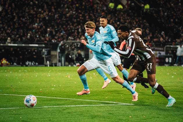 1. Bundesliga: FC St. Pauli vs. 1. FC Union Berlin, 23.11.2025 Aljoscha Kemlein (1. FC Union Berlin, 6) gegen Andréas Hountondji (FC St. Pauli, 27); Fußball, 1. Bundesliga, 11. Spieltag: FC St. Pauli vs. 1. FC Union Berlin am 23.11.2025 im Millerntor-Stadion, Hamburg DFL REGULATIONS PROHIBIT ANY USE OF PHOTOGRAPHS AS IMAGE SEQUENCES AND OR QUASI-VIDEO. Copyright: xBEAUTIFULxSPORTS Tonhäuserx