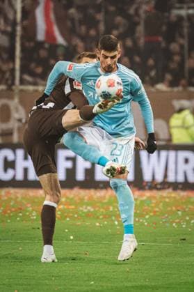 1. Bundesliga: FC St. Pauli vs. 1. FC Union Berlin, 23.11.2025 Andrej Ili? (1. FC Union Berlin, 23) gegen Louis Oppie (FC St. Pauli, 23); Fußball, 1. Bundesliga, 11. Spieltag: FC St. Pauli vs. 1. FC Union Berlin am 23.11.2025 im Millerntor-Stadion, Hamburg DFL REGULATIONS PROHIBIT ANY USE OF PHOTOGRAPHS AS IMAGE SEQUENCES AND OR QUASI-VIDEO. Copyright: xBEAUTIFULxSPORTS Tonhäuserx