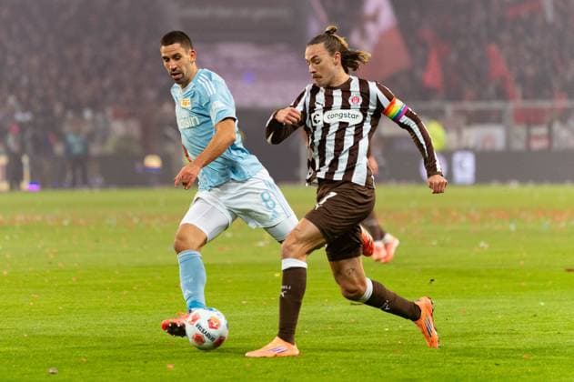 Jackson Irvine (FC St. Pauli, 07) im Dribbling gegen Rani Khedira (1. FC Union Berlin, 08), GER, FC St. Pauli vs. 1. FC Union Berlin, Fussball, Bundesliga, Spieltag 11, Saison 2025 2026, 23.11.2025 DFL REGULATIONS PROHIBIT ANY USE OF PHOTOGRAPHS AS IMAGE SEQUENCES AND OR QUASI-VIDEO GER, FC St. Pauli vs. 1. FC Union Berlin, Fussball, Bundesliga, Spieltag 11, Saison 2025 2026, 23.11.2025 Hamburg Copyright: xEibner-Pressefoto MaxxVincenx EP_MVN