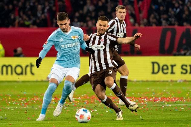 Karol Mets (FC St. Pauli, 03) im Zweikampf, Kampf um den Ball mit Andrej Ilic (1. FC Union Berlin, 23), GER, FC St. Pauli vs. 1. FC Union Berlin, Fussball, Bundesliga, Spieltag 11, Saison 2025 2026, 23.11.2025 DFL REGULATIONS PROHIBIT ANY USE OF PHOTOGRAPHS AS IMAGE SEQUENCES AND OR QUASI-VIDEO GER, FC St. Pauli vs. 1. FC Union Berlin, Fussball, Bundesliga, Spieltag 11, Saison 2025 2026, 23.11.2025 Hamburg Copyright: xEibner-Pressefoto MaxxVincenx EP_MVN