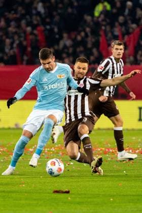 Karol Mets (FC St. Pauli, 03) im Zweikampf, Kampf um den Ball mit Andrej Ilic (1. FC Union Berlin, 23), GER, FC St. Pauli vs. 1. FC Union Berlin, Fussball, Bundesliga, Spieltag 11, Saison 2025 2026, 23.11.2025 DFL REGULATIONS PROHIBIT ANY USE OF PHOTOGRAPHS AS IMAGE SEQUENCES AND OR QUASI-VIDEO GER, FC St. Pauli vs. 1. FC Union Berlin, Fussball, Bundesliga, Spieltag 11, Saison 2025 2026, 23.11.2025 Hamburg Copyright: xEibner-Pressefoto MaxxVincenx EP_MVN