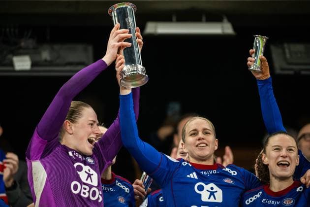 251123 Goalkeeper Tove Enblom and Elise Thorsnes of Valerenga celebrate with the trophy after the cup final between Rosenborg and Valerenga on November 23, 2025 in Oslo. Photo: Marius Simensen BILDBYRAN COP 238 MM0050 bbeng cup cupfinale dam football fotball fotboll nm norgesmesterskapet rosenborg vif valerenga Copyright: MARIUSxSIMENSEN BB251123ZJ030