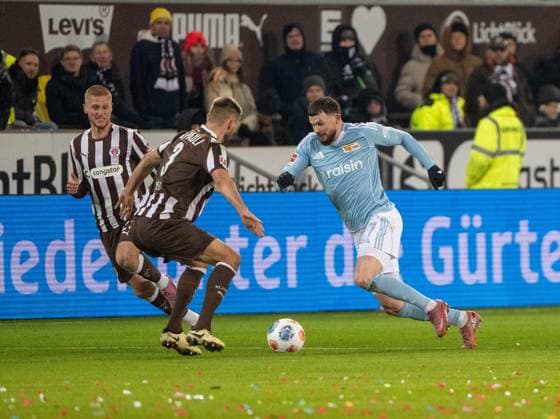 Fussball, Herren, Saison 2025 2026, 1. Bundesliga (11. Spieltag), FC St. Pauli - 1. FC Union Berlin, v. l. Louis Oppie (St. Pauli), Karol Mets (St. Pauli), Oliver Burke (1. FC Union Berlin), 23.11. 2025, Copyright: xMatthiasxKochx