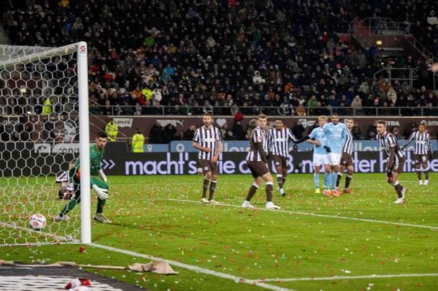 Fussball, Herren, Saison 2025 2026, 1. Bundesliga (11. Spieltag), FC St. Pauli - 1. FC Union Berlin, Rani Khedira (1. FC Union Berlin) erzielt das Tor zum 0:1 gegen Torhüter Nikola Vasilj (St. Pauli) und Hauke Wahl (St. Pauli), 23.11. 2025, Copyright: xMatthiasxKochx