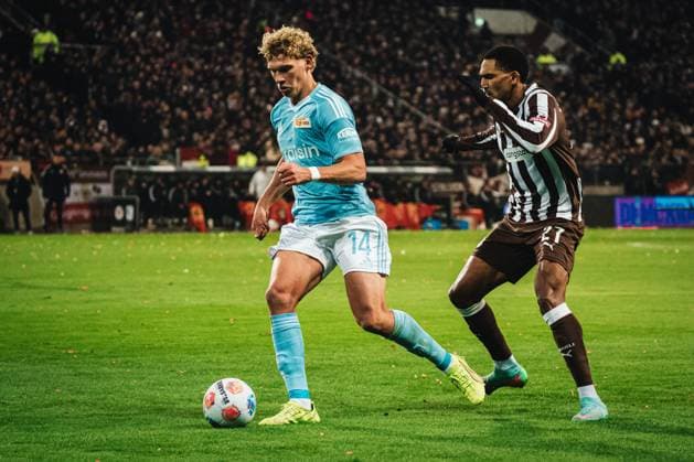 1. Bundesliga: FC St. Pauli vs. 1. FC Union Berlin, 23.11.2025 Leopold Querfeld (1. FC Union Berlin, 14) gegen Andréas Hountondji (FC St. Pauli, 27); Fußball, 1. Bundesliga, 11. Spieltag: FC St. Pauli vs. 1. FC Union Berlin am 23.11.2025 im Millerntor-Stadion, Hamburg DFL REGULATIONS PROHIBIT ANY USE OF PHOTOGRAPHS AS IMAGE SEQUENCES AND OR QUASI-VIDEO. Copyright: xBEAUTIFULxSPORTS Tonhäuserx