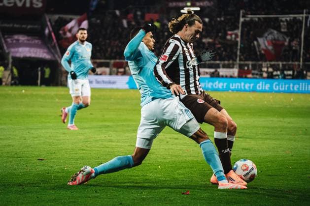 1. Bundesliga: FC St. Pauli vs. 1. FC Union Berlin, 23.11.2025 Danilho Doekhi (1. FC Union Berlin, 5) gegen Jackson Irvine (FC St. Pauli, 7); Fußball, 1. Bundesliga, 11. Spieltag: FC St. Pauli vs. 1. FC Union Berlin am 23.11.2025 im Millerntor-Stadion, Hamburg DFL REGULATIONS PROHIBIT ANY USE OF PHOTOGRAPHS AS IMAGE SEQUENCES AND OR QUASI-VIDEO. Copyright: xBEAUTIFULxSPORTS Tonhäuserx