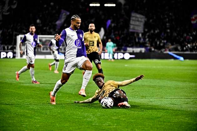 FOOTBALL : Toulouse vs Angers - 13eme Journee de Ligue 1 McDonald S - Toulouse - 23 11 2025 Jacques Ekomie (sco) vs Frank Magri (tfc) Toulouse  Copyright: xThierryxBretonx