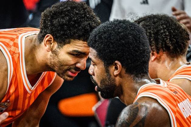 Neu Ulm, Deutschland, 23.11.25: Mark Smith (ratiopharm ulm) und Malik Osborne (ratiopharm ulm) Schaut waehrend des Basketball Bundesliga Spiels zwischen ratiopharm ulm vs FC Bayern Basketball in der ratiopharm Arena am 23. November 2025 in Neu Ulm, Deutschland. (Foto von Harry Langer DeFodi Images) ratiopharm Arena, Germany, 23.11.25: Mark Smith (ratiopharm ulm) und Malik Osborne (ratiopharm ulm) Looks on during the Basketball Bundesliga match between ratiopharm ulm vs FC Bayern Basketball at Neu Ulm on November 23, 2025 in ratiopharm Arena, Germany. (Photo by Harry Langer DeFodi Images) (Photo by Harry Langer DeFodi Images)