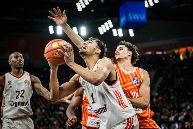 Neu Ulm, Deutschland, 23.11.25: Oscar da Silva (FC Bayern Basketball) und Alec Anigbata (ratiopharm ulm) im Zweikampf waehrend des Basketball Bundesliga Spiels zwischen ratiopharm ulm vs FC Bayern Basketball in der ratiopharm Arena am 23. November 2025 in Neu Ulm, Deutschland. (Foto von Harry Langer DeFodi Images) ratiopharm Arena, Germany, 23.11.25: Oscar da Silva (FC Bayern Basketball) und Alec Anigbata (ratiopharm ulm) battle for the ball during the Basketball Bundesliga match between ratiopharm ulm vs FC Bayern Basketball at Neu Ulm on November 23, 2025 in ratiopharm Arena, Germany. (Photo by Harry Langer DeFodi Images) (Photo by Harry Langer DeFodi Images)
