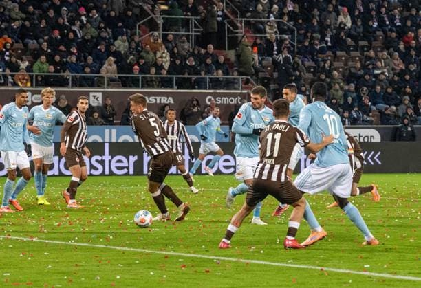 Fussball, Herren, Saison 2025 2026, 1. Bundesliga (11. Spieltag), FC St. Pauli - 1. FC Union Berlin, Rani Khedira (1. FC Union Berlin) erzielt das Tor zum 0:1 gegen Eric Smith (St. Pauli), Hauke Wahl (St. Pauli), Arkadiusz Pyrka (St. Pauli) und Jackson Irvine (St. Pauli), 23.11. 2025, Copyright: xMatthiasxKochx