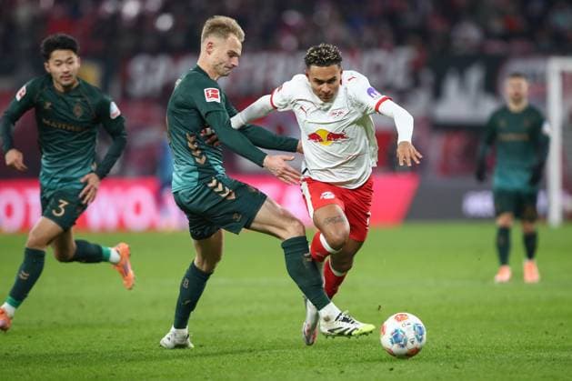 23.11.2025, xtgx, Fussball - 1.Bundesliga RB Leipzig - SV Werder Bremen emspor, v.l. Amos Pieper (Bremen, 5), Antonio Nusa (Leipzig, 7) Zweikampf, Duell, Kampf, tackle (DFL DFB REGULATIONS PROHIBIT ANY USE OF PHOTOGRAPHS as IMAGE SEQUENCES and or QUASI-VIDEO) Leipzig