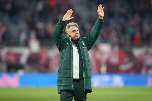 23.11.2025, xtgx, Fussball - 1.Bundesliga RB Leipzig - SV Werder Bremen emspor, v.l. Horst Steffen (Bremen, Trainer) bedankt sich bei den Fans (DFL DFB REGULATIONS PROHIBIT ANY USE OF PHOTOGRAPHS as IMAGE SEQUENCES and or QUASI-VIDEO) Leipzig