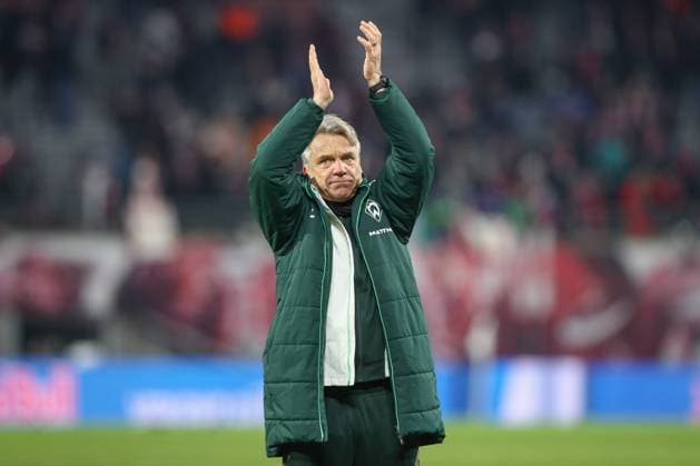 23.11.2025, xtgx, Fussball - 1.Bundesliga RB Leipzig - SV Werder Bremen emspor, v.l. Horst Steffen (Bremen, Trainer) bedankt sich bei den Fans (DFL DFB REGULATIONS PROHIBIT ANY USE OF PHOTOGRAPHS as IMAGE SEQUENCES and or QUASI-VIDEO) Leipzig