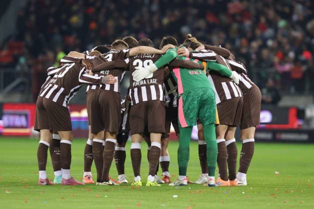 GER, Hamburg, Fussball, DFL, FC St. Pauli vs 1.FC Union Berlin, im Millerntor Stadion , 23.11.2025 , v.l. Die Mansschaft vom FC St. Pauli macht ein Kreis vor dem Spiel, Zusammenhalt, Motivation, Teamgeist DFL regulations prohibit any use of photographs as image sequences and or quasi-video. Copyright: HMBxMedia FernandoxSoares