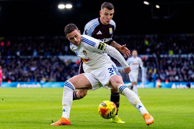 LEEDS, ENGLAND - NOVEMBER 23: Gabriel Gudmundsson of Leeds United is challenged by Lucas Digne of Aston Villa during the Premier League match between Leeds United and Aston Villa at Elland Road on November 23, 2025 in Leeds, England. (Photo by Rene Nijhuis) SPO  Copyright: xRenexNijhuis
