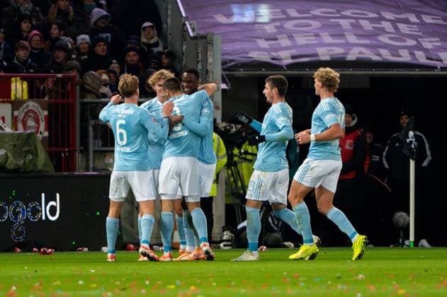 Tor zum 0:1 Rani Khedira (1. FC Union Berlin, 08), jubelt Jubel mit Aljoscha Kemlein (1. FC Union Berlin, 06), Leopold Querfeld (1. FC Union Berlin, 14), Andrej Ilic (1. FC Union Berlin, 23), GER, FC St. Pauli vs. 1. FC Union Berlin, Fussball, Bundesliga, Spieltag 11, Saison 2025 2026, 23.11.2025 DFL REGULATIONS PROHIBIT ANY USE OF PHOTOGRAPHS AS IMAGE SEQUENCES AND OR QUASI-VIDEO GER, FC St. Pauli vs. 1. FC Union Berlin, Fussball, Bundesliga, Spieltag 11, Saison 2025 2026, 23.11.2025 Hamburg Copyright: xEibner-Pressefoto MaxxVincenx EP_MVN