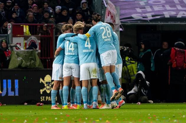 Tor zum 0:1 Rani Khedira (1. FC Union Berlin, 08), jubelt Jubel mit Aljoscha Kemlein (1. FC Union Berlin, 06), Leopold Querfeld (1. FC Union Berlin, 14), Diogo Leite (1. FC Union Berlin, 04), Christopher Trimmel (1. FC Union Berlin, 28), GER, FC St. Pauli vs. 1. FC Union Berlin, Fussball, Bundesliga, Spieltag 11, Saison 2025 2026, 23.11.2025 DFL REGULATIONS PROHIBIT ANY USE OF PHOTOGRAPHS AS IMAGE SEQUENCES AND OR QUASI-VIDEO GER, FC St. Pauli vs. 1. FC Union Berlin, Fussball, Bundesliga, Spieltag 11, Saison 2025 2026, 23.11.2025 Hamburg Copyright: xEibner-Pressefoto MaxxVincenx EP_MVN