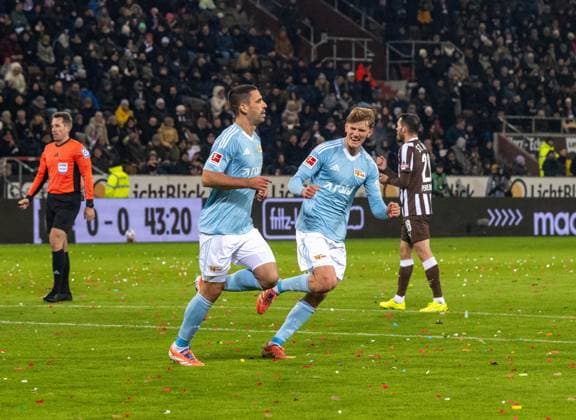 Fussball, Herren, Saison 2025 2026, 1. Bundesliga (11. Spieltag), FC St. Pauli - 1. FC Union Berlin, v. l. Rani Khedira (1. FC Union Berlin), Aljoscha Kemlein (1. FC Union Berlin), Jubel nach Tor zum 0:1, 23.11. 2025, Copyright: xMatthiasxKochx