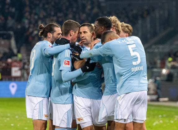 Fussball, Herren, Saison 2025 2026, 1. Bundesliga (11. Spieltag), FC St. Pauli - 1. FC Union Berlin, v. l. Christopher Trimmel (1. FC Union Berlin), Andrej Ilic (1. FC Union Berlin), Rani Khedira (1. FC Union Berlin), Ilyas Ansah (1. FC Union Berlin), Danilho Doekhi (1. FC Union Berlin), Jubel nach Tor zum 0:1, 23.11. 2025, Copyright: xMatthiasxKochx