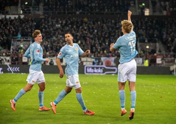Fussball, Herren, Saison 2025 2026, 1. Bundesliga (11. Spieltag), FC St. Pauli - 1. FC Union Berlin, v. l. Aljoscha Kemlein (1. FC Union Berlin), Rani Khedira (1. FC Union Berlin), Tom Rothe (1. FC Union Berlin), Jubel nach Tor zum 0:1, 23.11. 2025, Copyright: xMatthiasxKochx