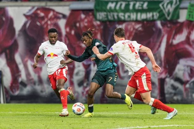 GER, Bundesliga, RB Leipzig - SV Werder Bremen. 23.11.2025, Red Bull Arena, Leipzig, GER, Bundesliga, RB Leipzig - SV Werder Bremen. Samuel Mbangula (SV Werder Bremen 7) im Zweikampf gegen Ridle Baku (RB Leipzig 17) Â