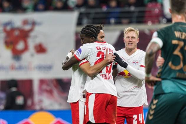 GER, Bundesliga, RB Leipzig - SV Werder Bremen. 23.11.2025, Red Bull Arena, Leipzig, GER, Bundesliga, RB Leipzig - SV Werder Bremen. Castello Lukeba (RB Leipzig 23), Xaver Schlager (RB Leipzig 24) jubeln Â