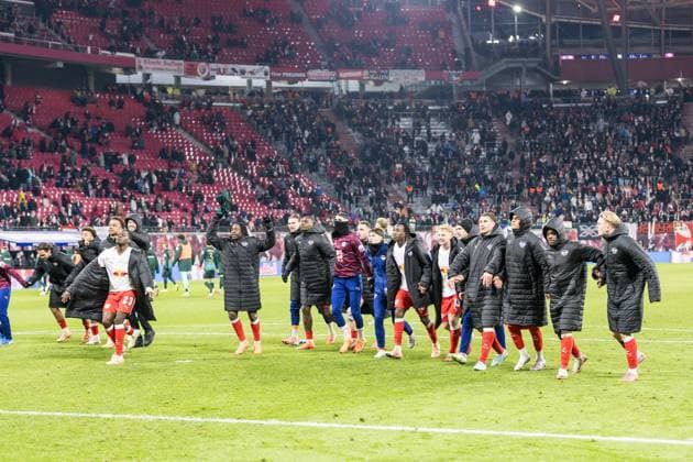 GER, Bundesliga, RB Leipzig - SV Werder Bremen. 23.11.2025, Red Bull Arena, Leipzig, GER, Bundesliga, RB Leipzig - SV Werder Bremen. Team von RB Leipzig bedanken sich bei den Fans Â